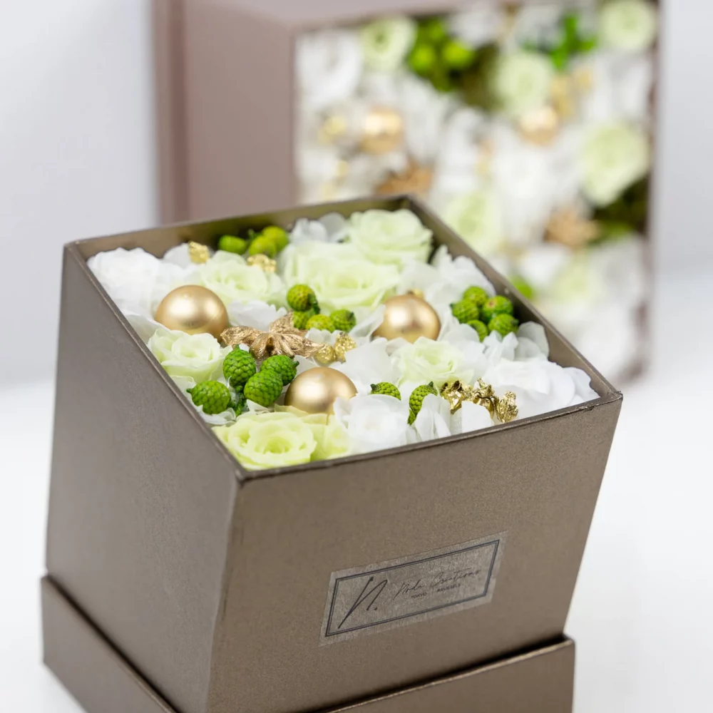 Preserved flowers and seeds in a box called "YUKI" Small Size