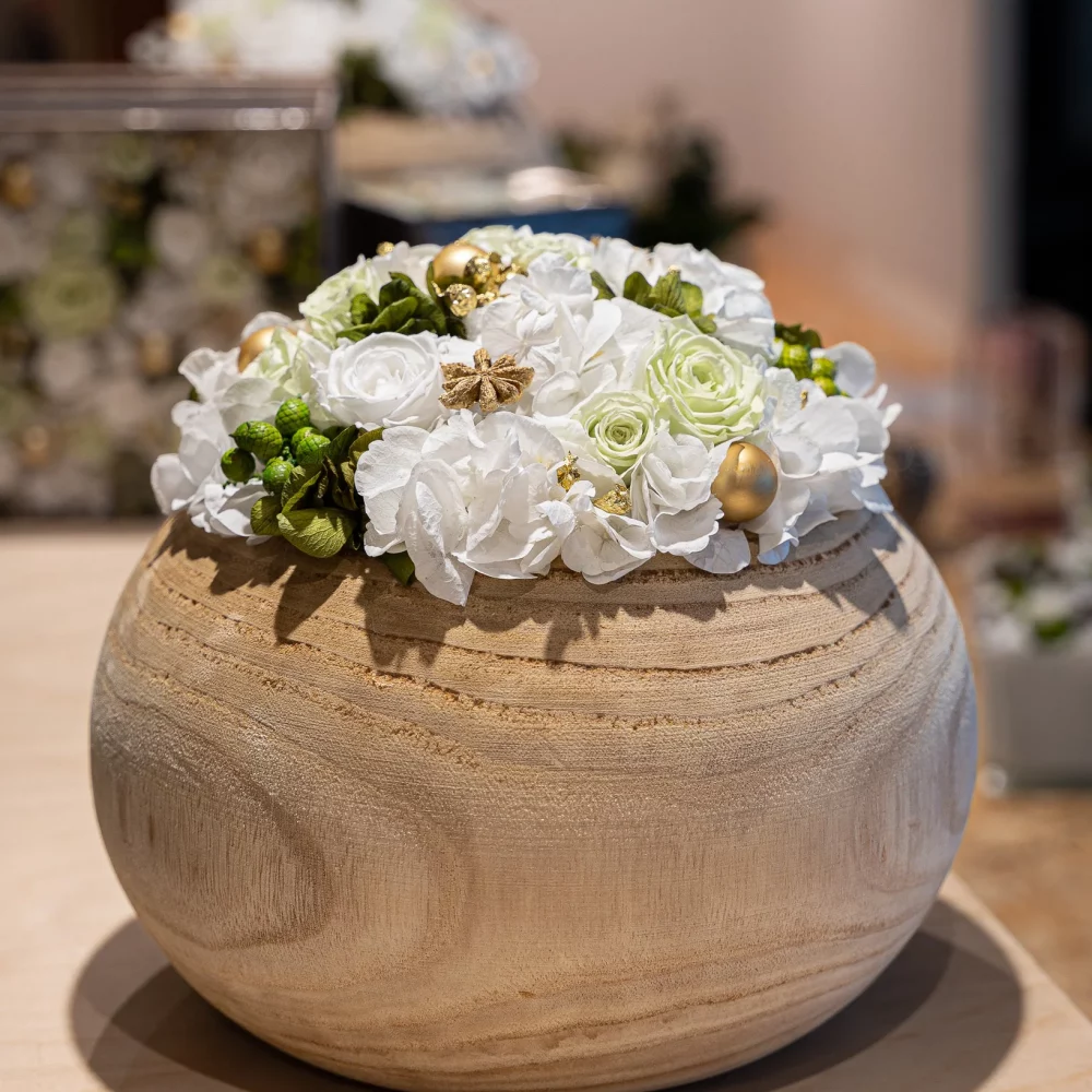 Preserved flowers in a wood vase called "mori"